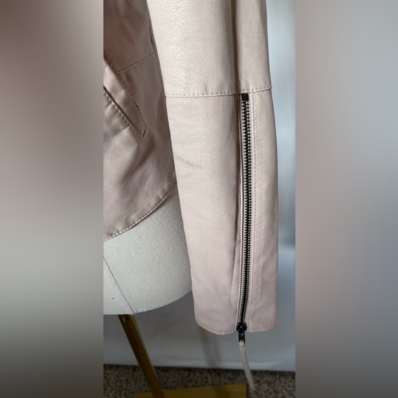 Preloved Free People Pale Pink Cool & Clean
Moto Vegan Leather Zip Up Jacket 2 - Picture 7 of 13